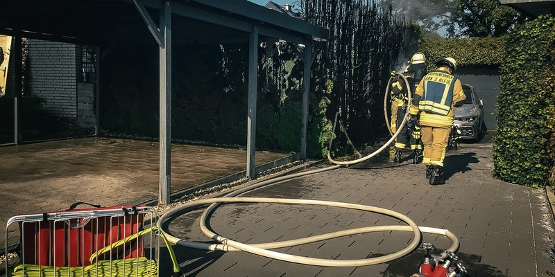 FW-PB: Heckenbrand in Schwaney- Übergreifen auf Wohnhaus verhindert - Foto: presseportal.de