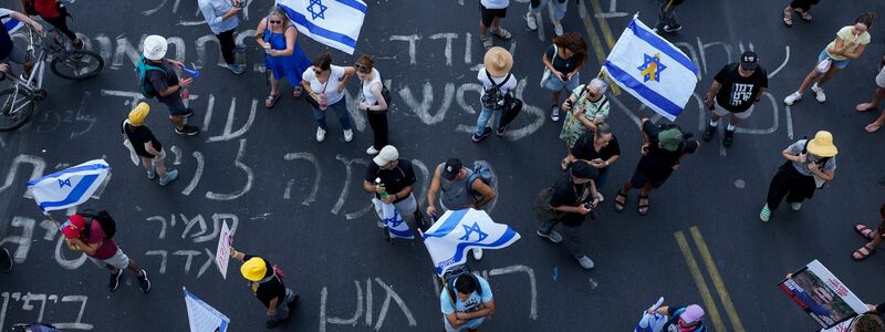 Demonstranten in Israel fordern einen Waffenstillstand in Gaza und die Freilassung der Geiseln ( - Foto: Ohad Zwigenberg/AP/dpa