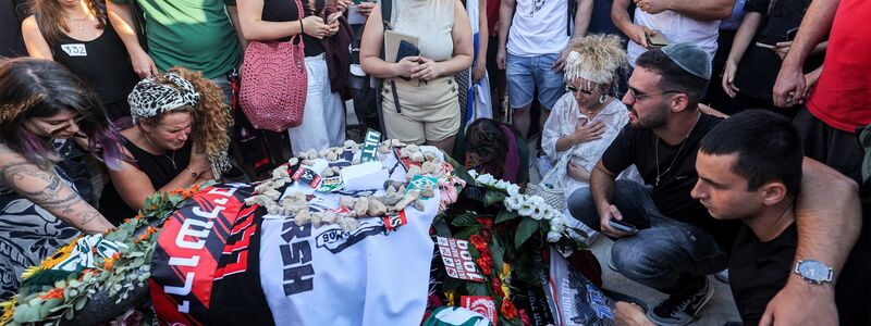 Trauende versammeln sich am Grab der getöteten Geisel Hersh Goldberg-Polin. - Foto: Gil Cohen-Magen/AFP Pool/AP/dpa