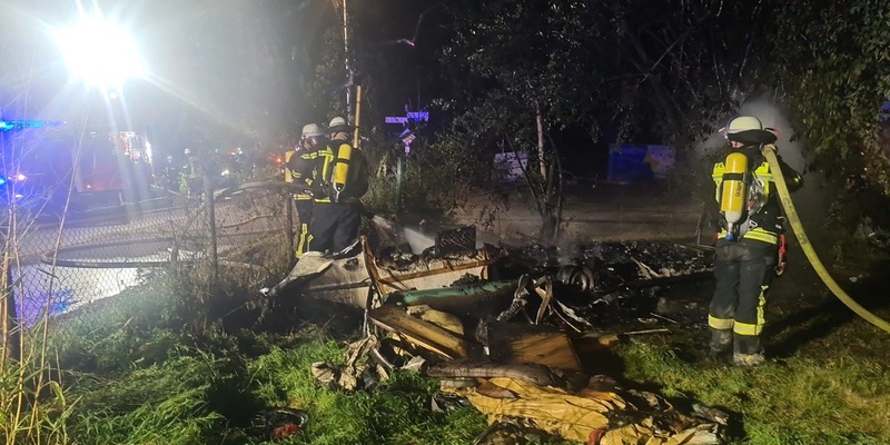 FW Hennef: Wohnwagen in Vollbrand - Foto: presseportal.de