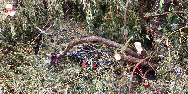 FW-GL: Fahrradfahrer in Bergisch Gladbach bei Gewitter von Baum begraben - durch Schutzengel nur leicht verletzt - Foto: presseportal.de