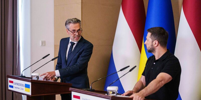 Der ukrainische Präsident Wolodymyr Selenskyj fordert bei einem Treffen mit dem niederländischen Regierungschef Dick Schoof erneut die Freigabe von reichweitenstarken Waffen für Schläge gegen russischen Hinterland. - Foto: Evgeniy Maloletka/AP/dpa