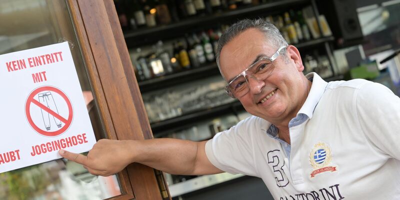 Ein Schild am Eingang weist darauf hin, wer und was nicht in das Café darf. - Foto: Marius Bulling/dpa