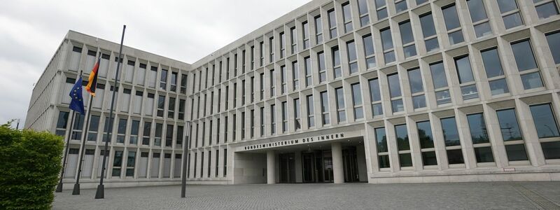 Im Bundesinnenministerium trifft man sich hinter verschlossenen Türen. (Archivbild) - Foto: Jörg Carstensen/dpa