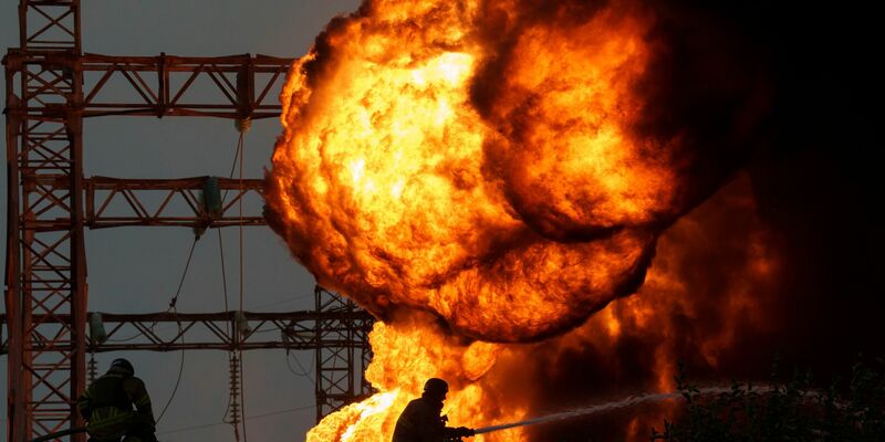 Russland hat in der Nacht erneut zahlreiche Ziele in der Ukraine aus der Luft attackiert. - Foto: Evgeniy Maloletka/AP