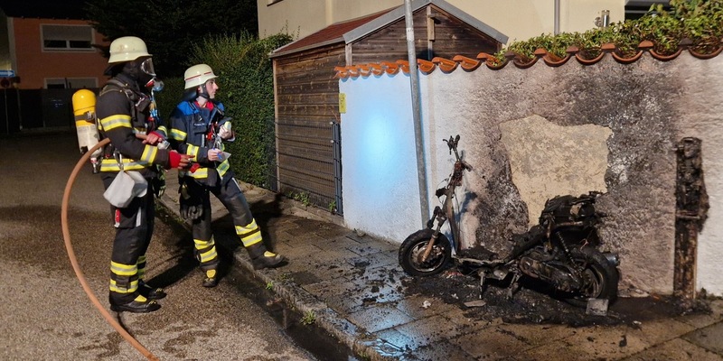 FW-M: Brennender Motorroller an Gartenmauer (Laim) - Foto: presseportal.de