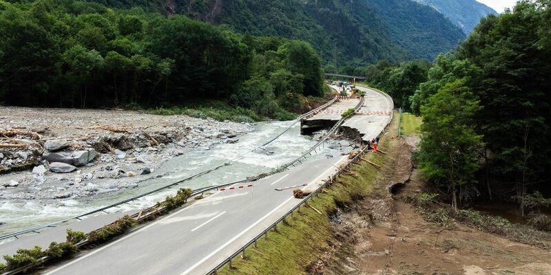 200 Meter der Autobahn A13 wurden im Rekordtempo wieder hergestellt. (Archivbild) - Foto: Samuel Golay/KEYSTONE/TI-PRESS/dpa