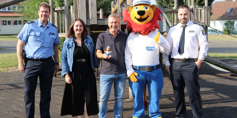 POL-ESW: Leon-Kinderkommissar besucht Schulanfänger in Hessisch Lichtenau; Stadt Hessisch Lichtenau gewinnt neue Hilfeinseln dazu - Foto: presseportal.de
