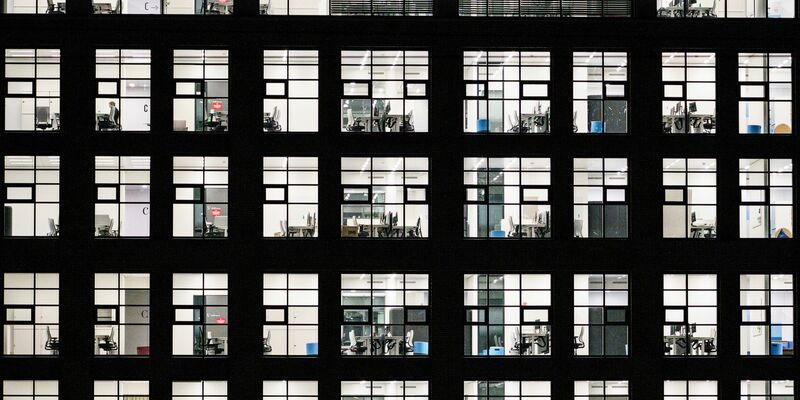 Wegen des Homeoffice stehen in vielen Großstädten reihenweise Büros leer (Archivbild)  - Foto: Andreas Arnold/dpa