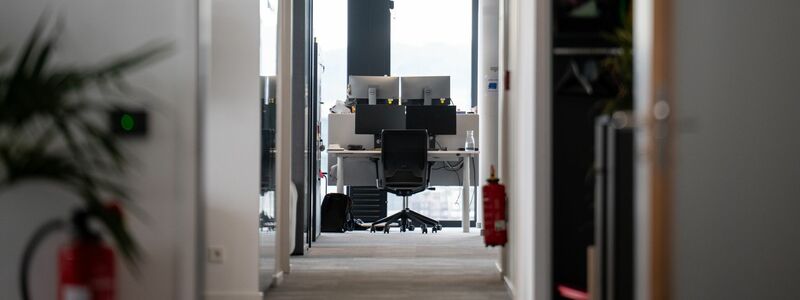 Durch Homeoffice haben laut dem Ifo-Institut 6 Prozent aller Unternehmen ihre Büroflächen bereits verkleinert, weitere 8 Prozent planen es. (Archivbild) - Foto: Sebastian Gollnow/dpa