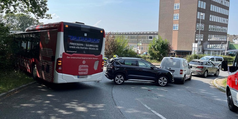 POL-UN: Fröndenberg - Linienbus fährt auf PKW auf, Mendenerin leicht verletzt - Foto: presseportal.de