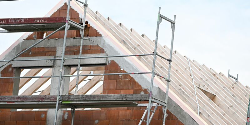 Verbraucher fragen im Juli wieder deutlich mehr Baukredite nach (Archivfoto). - Foto: Bernd Weißbrod/dpa