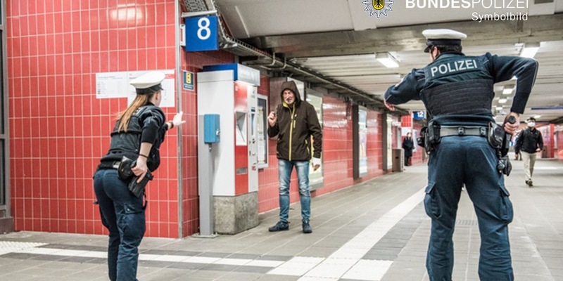 Bundespolizeidirektion München: Androhung der Schusswaffe / Bundespolizei ermittelt nach Bedrohung mit Waffe und wegen Widerstandes - Foto: presseportal.de