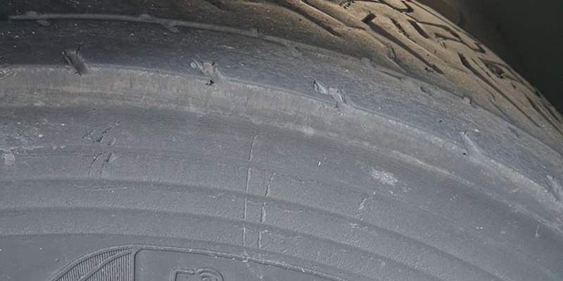 POL-HAM: Bei Ladetätigkeiten aufgefallen: Reifen eines 40-Tonners erregen Aufsehen - Foto: presseportal.de