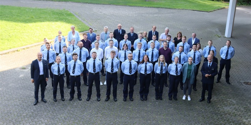 POL-MI: Nachersatz: Zahlreiche neue Polizistinnen und Polizisten im Mindener Kreishaus begrüßt - Foto: presseportal.de