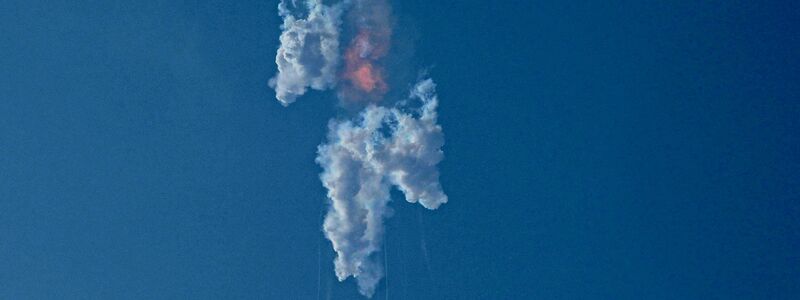 Beim Erststart des größten jemals gebauten Raketensystems der Raumfahrtgeschichte kam es zu Explosionen. - Foto: Eric Gay/AP/dpa