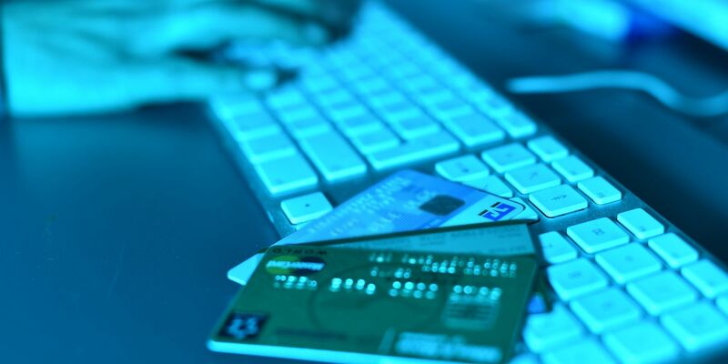 Oft stehen bei Unternehmensbetrug die Täter auf der eigenen Gehaltsliste (Symbolbild). - Foto: Uli Deck/dpa