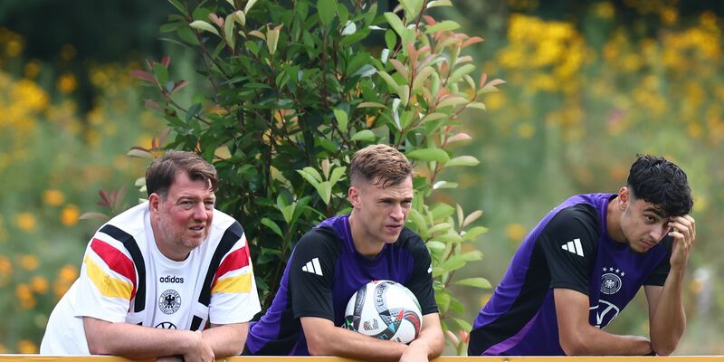 Der neue Kapitän der Nationalmannschaft: Joshua Kimmich (M) beim Training in Herzogenaurach - Foto: Daniel Karmann/dpa