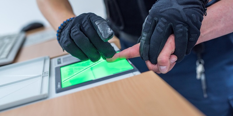 BPOL NRW: Bundespolizei beschlagnahmt mehrere gefälschte Urkunden und zieht zwei Fahrer ohne Führerschein aus dem Verkehr - Kennzeichenmissbrauch lag auch vor - Foto: presseportal.de