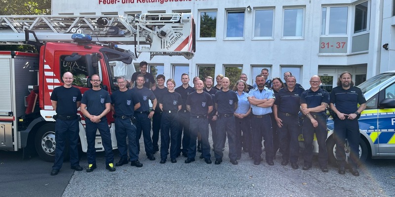 POL-BO: Informationsaustausch mit Blick über Wattenscheid: Vertreter der Polizeiwache West zu Besuch bei der Feuerwehr - Foto: presseportal.de
