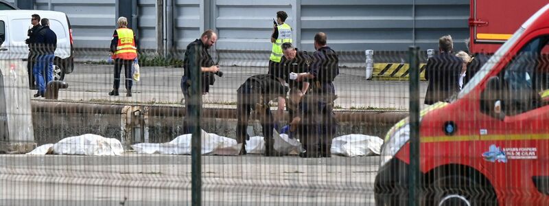 Die Einsatzkräfte sind mit einem Großaufgebot vor Ort. - Foto: Bernard Barron/AFP/dpa