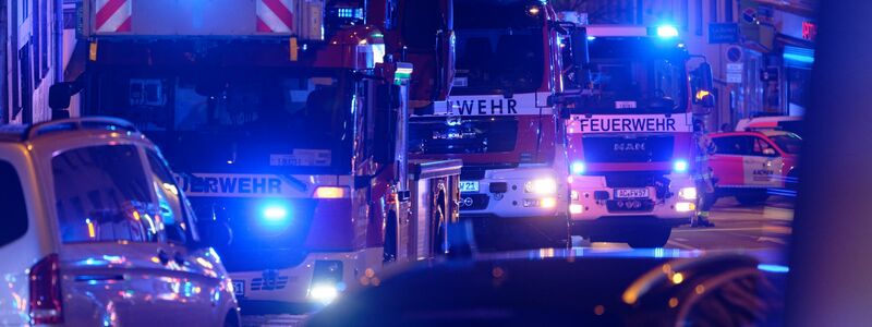 Nach einem Brand und einer Bedrohungslage zuckten stundenlang die Blaulichter der Einsatzfahrzeuge vor einer Klinik in Aachen. Nun hat vor dem Landgericht der Prozess gegen die mutmaßliche Täterin begonnen. (Archivbild) - Foto: Henning Kaiser/dpa