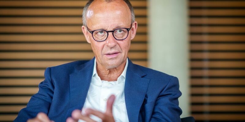 Unionsfraktionschef Friedrich Merz wirft Russland nach dem verheerenden Raketenangriff auf die zentralukrainische Stadt Poltawa in einem Interview der Deutschen Presse-Agentur Kriegsverbrechen vor. - Foto: Michael Kappeler/dpa