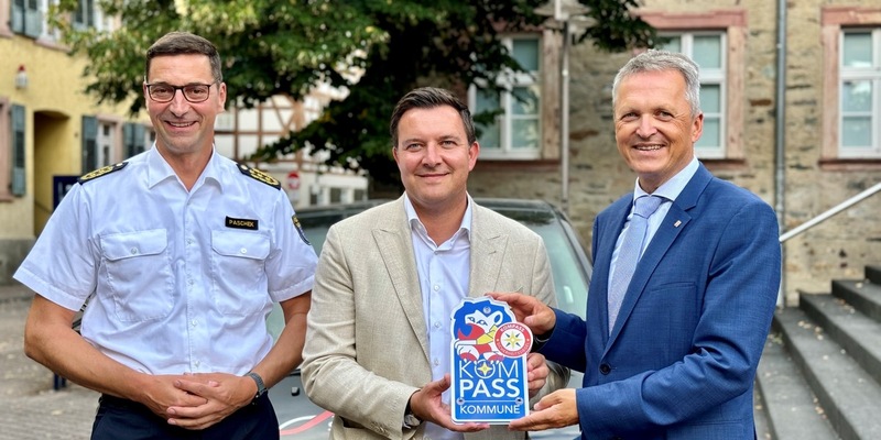 POL-MTK: Innenstaatssekretär Martin Rößler verleiht der Stadt Hofheim am Taunus das KOMPASS-Sicherheitssiegel - Foto: presseportal.de