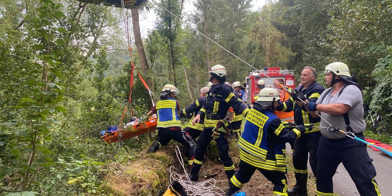 FF Olsberg: Radfahrer stürzt 8 Meter in die Tiefe - Lebensgefahr - Foto: presseportal.de
