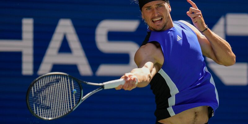 Alexander Zverev wirft frustriert den Schläger auf den Boden. - Foto: Kirsty Wigglesworth/AP/dpa