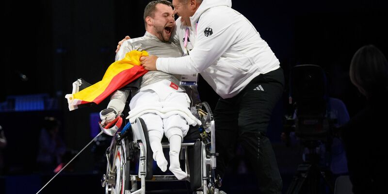Maurice Schmidt holt Gold im Rollstuhlfechten. - Foto: Julian Stratenschulte/dpa