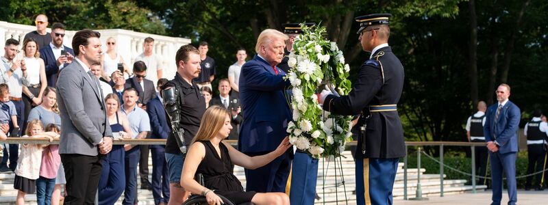 Mit seinem Besuch auf dem Nationalfriedhof Arlington hat Trump eine Kontroverse ausgelöst. (Archivbild) - Foto: Alex Brandon/AP/dpa