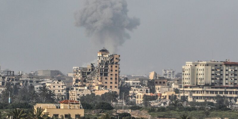 Rauch steigt nach einem Luftangriff in der Stadt Gaza auf. (Archivbild) - Foto: Abed Rahim Khatib/dpa