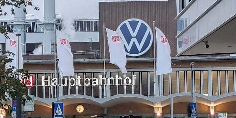 Wolfsburg Hbf mit VW-Werk im Hintergrund (Archiv) - Foto: über dts Nachrichtenagentur