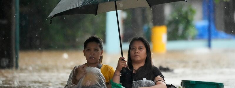 Auf den Philippinen stand das Wasser teilweise brusthoch. - Foto: Aaron Favila/AP