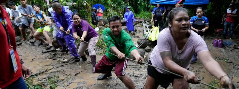 Viele der Todesopfer auf den Philippinen starben bei Erdrutschen. - Foto: Aaron Favila/AP/dpa