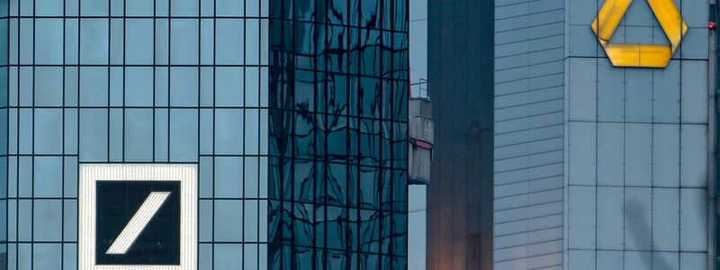 Der Staat will bei der Commerzbank aussteigen - das gibt Spekulationen über eine Übernahme der Bank neue Nahrung. (Archivbild) - Foto: Frank Rumpenhorst/dpa