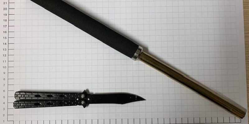 BPOL NRW: Bundespolizei stellt Teleskopschlagstock und Butterflymesser bei 15-jährigen Gütersloher sicher - Foto: presseportal.de