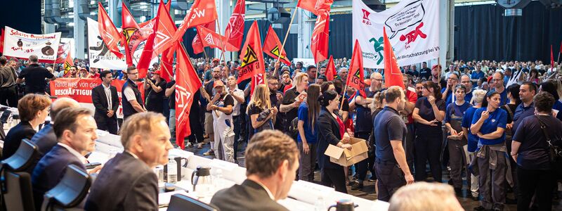 Mitarbeiter protestieren auf einer Betriebsversammlung bei Volkswagen. (Archivbild) - Foto: Moritz Frankenberg/dpa Pool/dpa