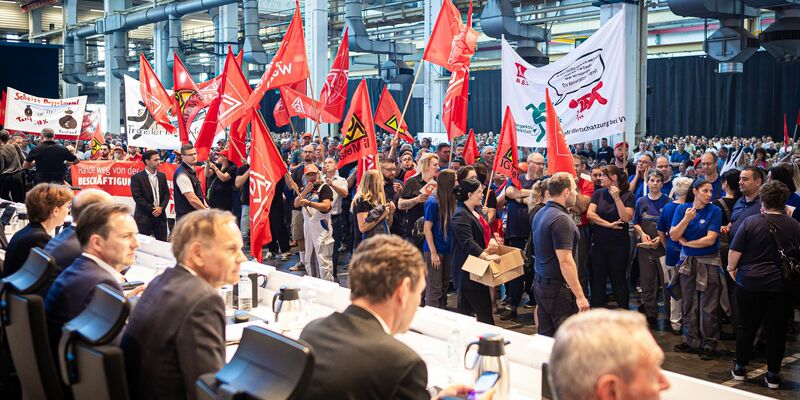 Bei der VW-Betriebsversammlung im September hatten Mitarbeiter noch gegen die Sparpläne des Konzerns protestiert. (Archivfoto) - Foto: Moritz Frankenberg/dpa Pool/dpa