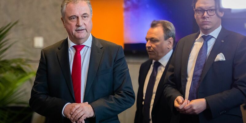 Claus Weselsky (l) ist nicht mehr Bundesvorsitzender der GDL. Die Gewerkschaft wählte Mario Reiß (2.v.l.) zu seinem Nachfolger. (Archivbild) - Foto: Christoph Soeder/dpa