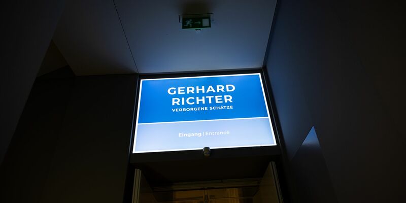 Für eine Ausstellung mit Werken von Gerhard Richter hat Kurator Markus Heinzelmann zweieinhalb Jahre in privaten Sammlungen geforscht. - Foto: Rolf Vennenbernd/dpa