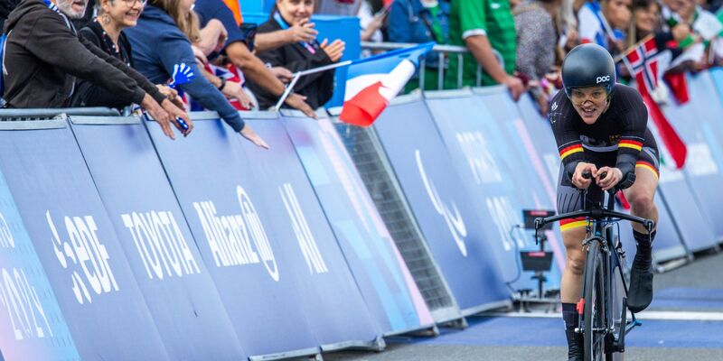 Ein überglücklicher Michael Teuber sichert sich im Einzelzeitfahren Silber - Foto: Jens Büttner/dpa