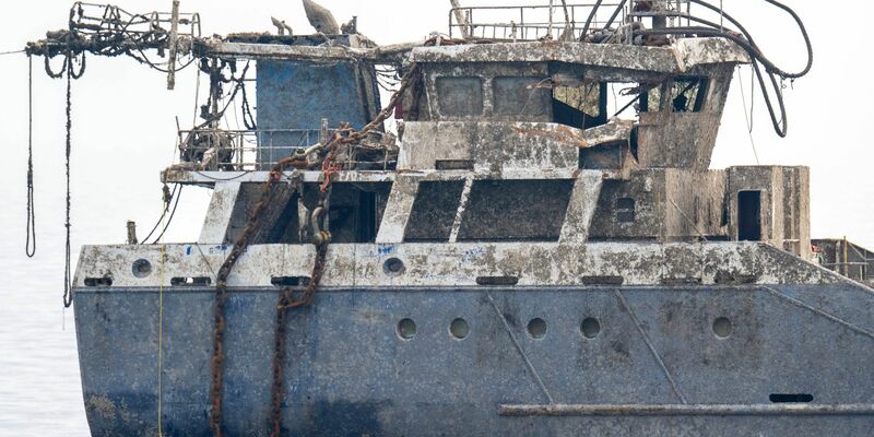Bei der Bergung des gesunkenen Frachters «Verity» in der Deutschen Bucht war einer der stärksten Schwimmkräne Europas im Einsatz. Er hob die beiden Teile des zweigeteilten Schiffs aus dem Wasser.  - Foto: Sina Schuldt/dpa