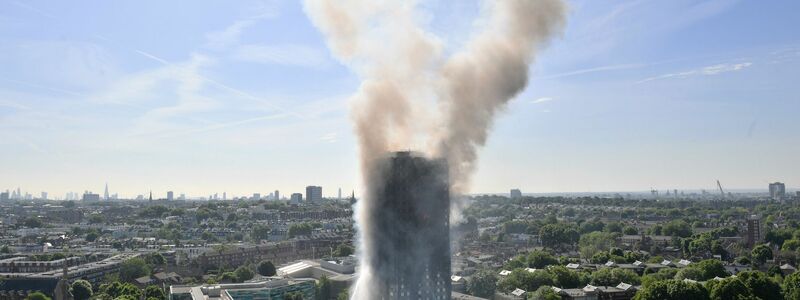 Der im 4. Stockwerk ausgebrochene Brand hatte sich rasend schnell über die Fassade des 24-stöckigen Sozialbaus ausgebreitet. - Foto: Victoria Jones/PA Wire/dpa