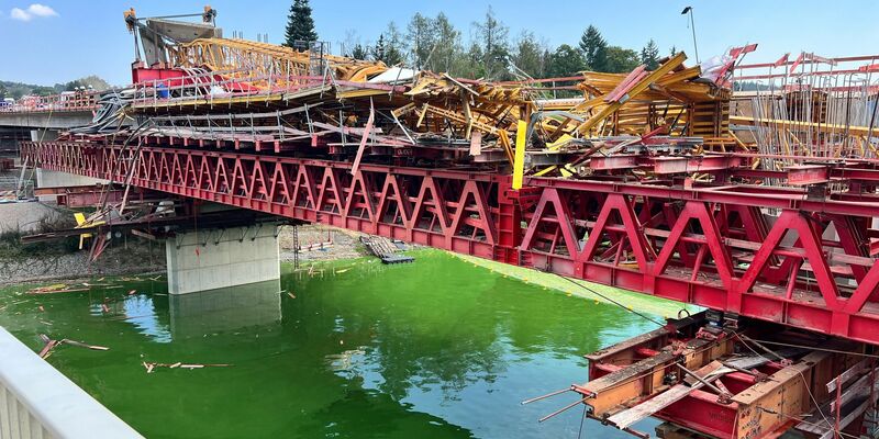 An der Talsperre wird eine neue Brücke gebaut. - Foto: Bodo Schackow/dpa