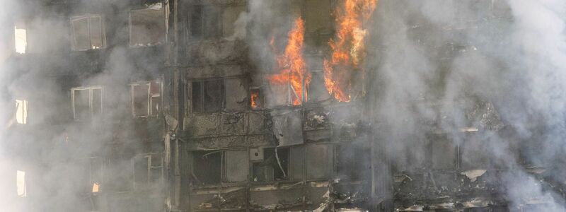 Das Feuer hatte sich rasend schnell über die Fassade des 24-stöckigen Wohnhochhauses ausgebreitet. - Foto: Rick Findler/PA Wire/dpa