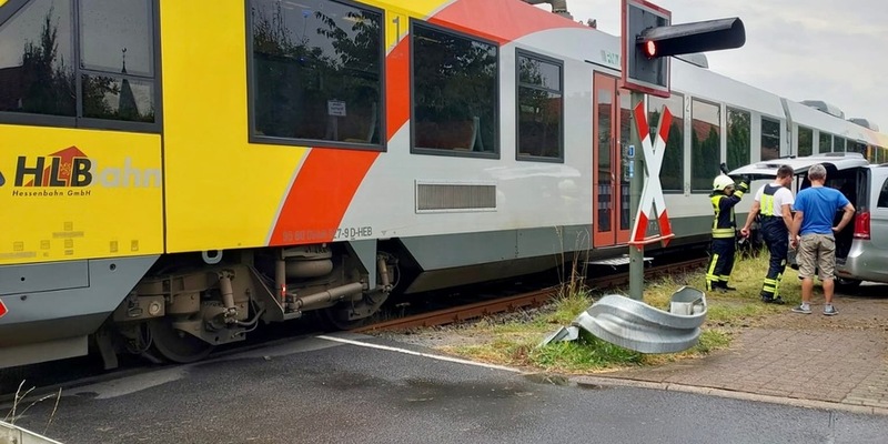BPOL-KS: Regionalbahn erfasst Kleintransporter - Foto: presseportal.de