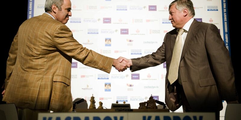 Kasparow und Karpow bei einem Treffen 2009. 1984 holte sich Kasparow gegen seinen Landsmann die Weltmeisterschaft. - Foto: picture alliance / dpa