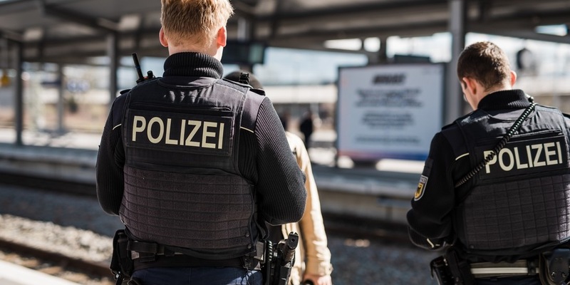 Bundespolizeidirektion München: Polizeibekannte Migranten im Zug/ Bundespolizei bringt zwei Männer in Abschiebehafteinrichtung - Foto: presseportal.de